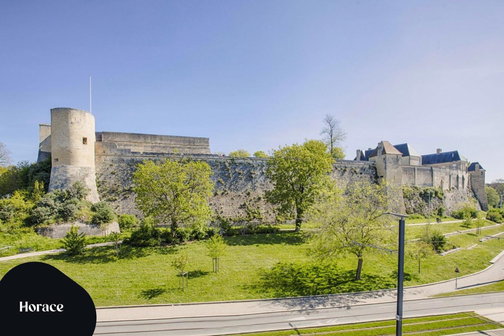La Mome — Parking, Quartier Historique & Anime